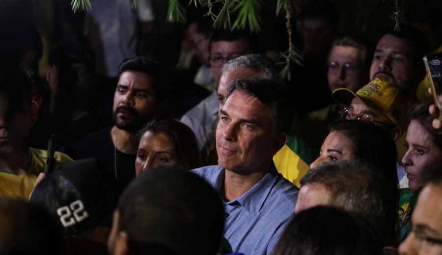 Flávio Bolsonaro impõe condições para liberar sigilos