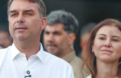 Flávio Bolsonaro participa de missa na Catedral de Brasília