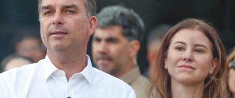 Flávio Bolsonaro participa de missa na Catedral de Brasília