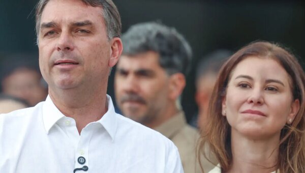 Flávio Bolsonaro participa de missa na Catedral de Brasília