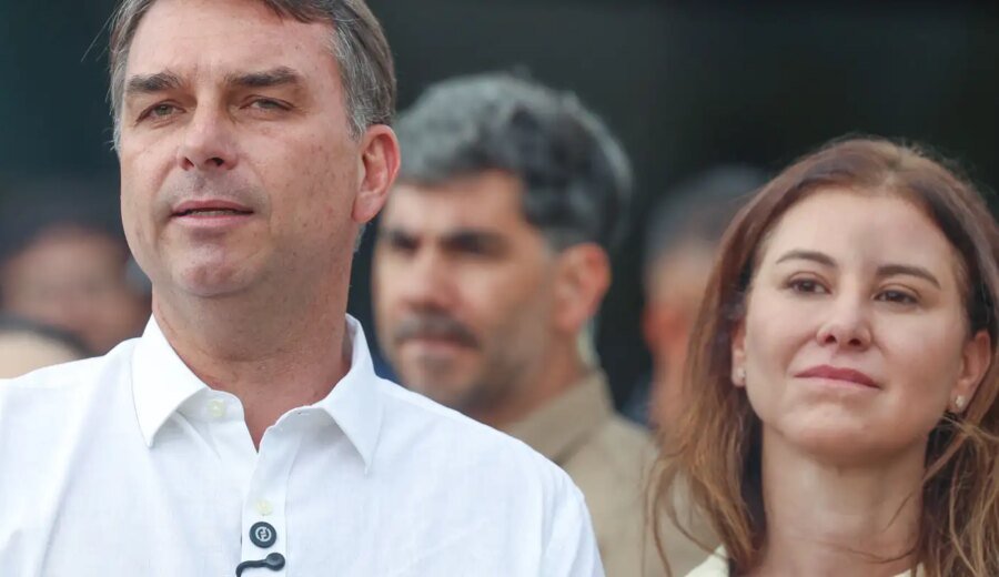 Flávio Bolsonaro participa de missa na Catedral de Brasília