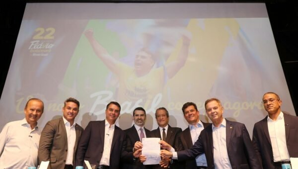 Flávio Bolsonaro recebe apoio de governadores eleitos e Cury