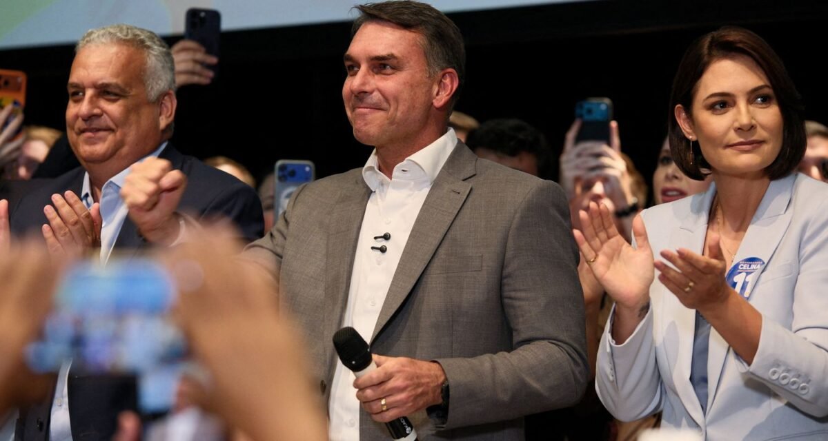 Flávio Bolsonaro recebe apoio de partidos e fala em mudar Constituição