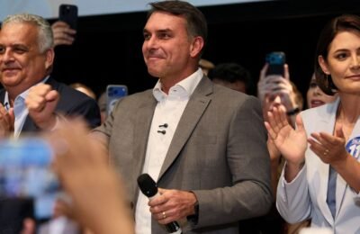Flávio Bolsonaro recebe apoio de partidos e fala em mudar Constituição