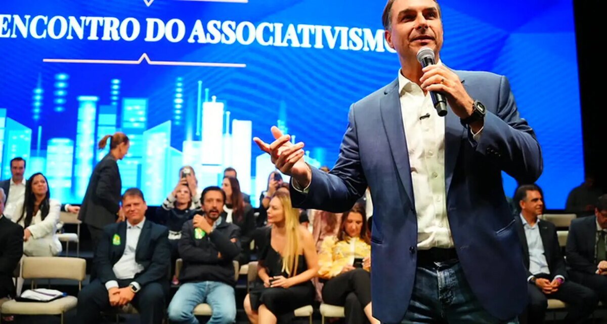 Flávio faz visita ao pai em prisão domiciliar e recebe apoios em SP
