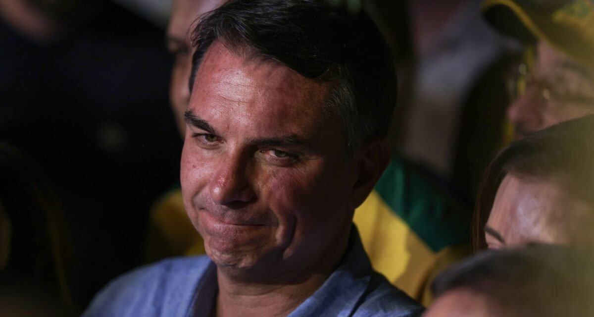 Fuga e carta golpista ampliam isolamento de Flávio Bolsonaro