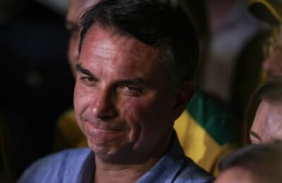 Fuga e carta golpista ampliam isolamento de Flávio Bolsonaro