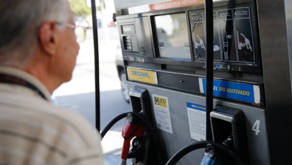 Governo prorroga por um mês subvenção de R$ 2,12 ao diesel