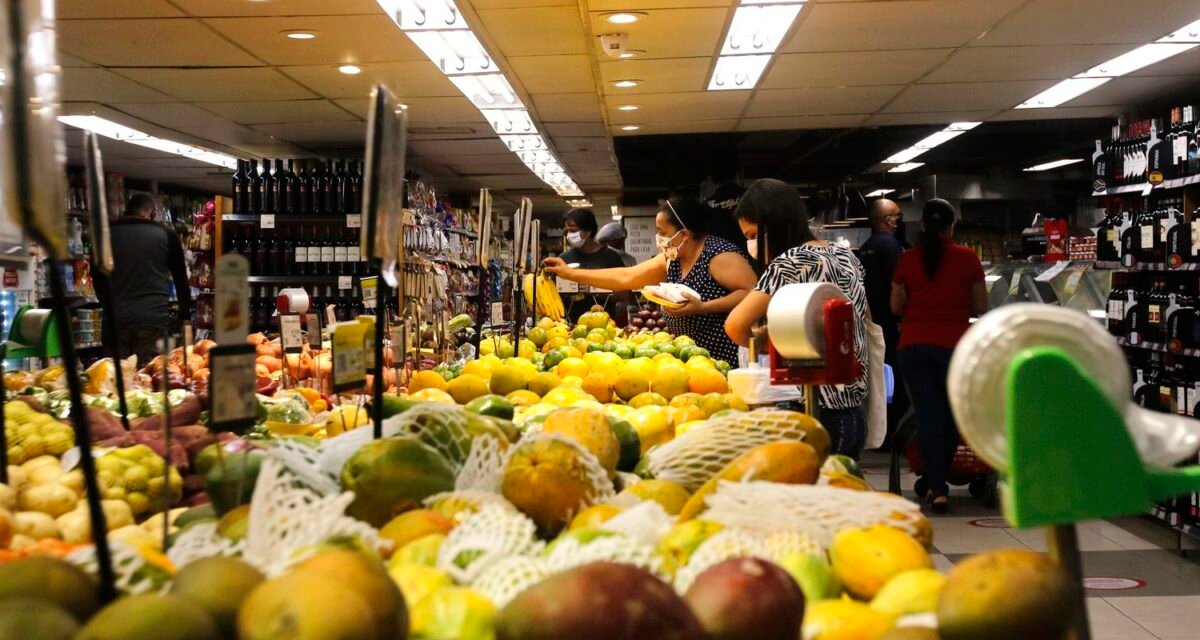 INPC, inflação que corrige salários, acumula 4,29% em 12 meses