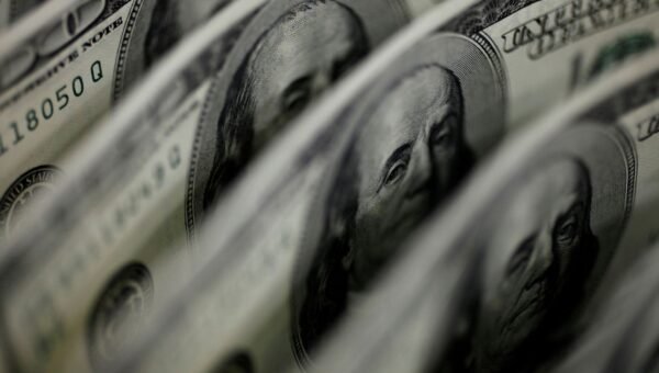 Ibovespa cai 2,68%, e dólar fecha em leve baixa a R$ 5,34