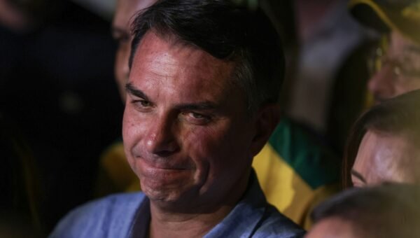 Imprensa internacional repercute fuga de Flávio Bolsonaro do Brasil