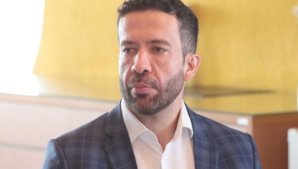 Janones poderá ter alta em 48 horas, diz boletim médico