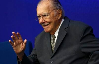 José Sarney recebe alta hospitalar após nove dias de internação