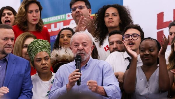 Lula cobra Flávio Bolsonaro sobre apoio ao fim da escala 6x1