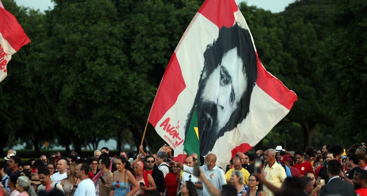 Lula e eleitores idosos se emocionam em “festa de aniversário”