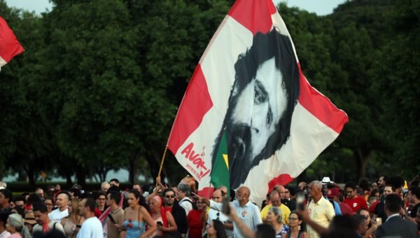 Lula e eleitores idosos se emocionam em “festa de aniversário”