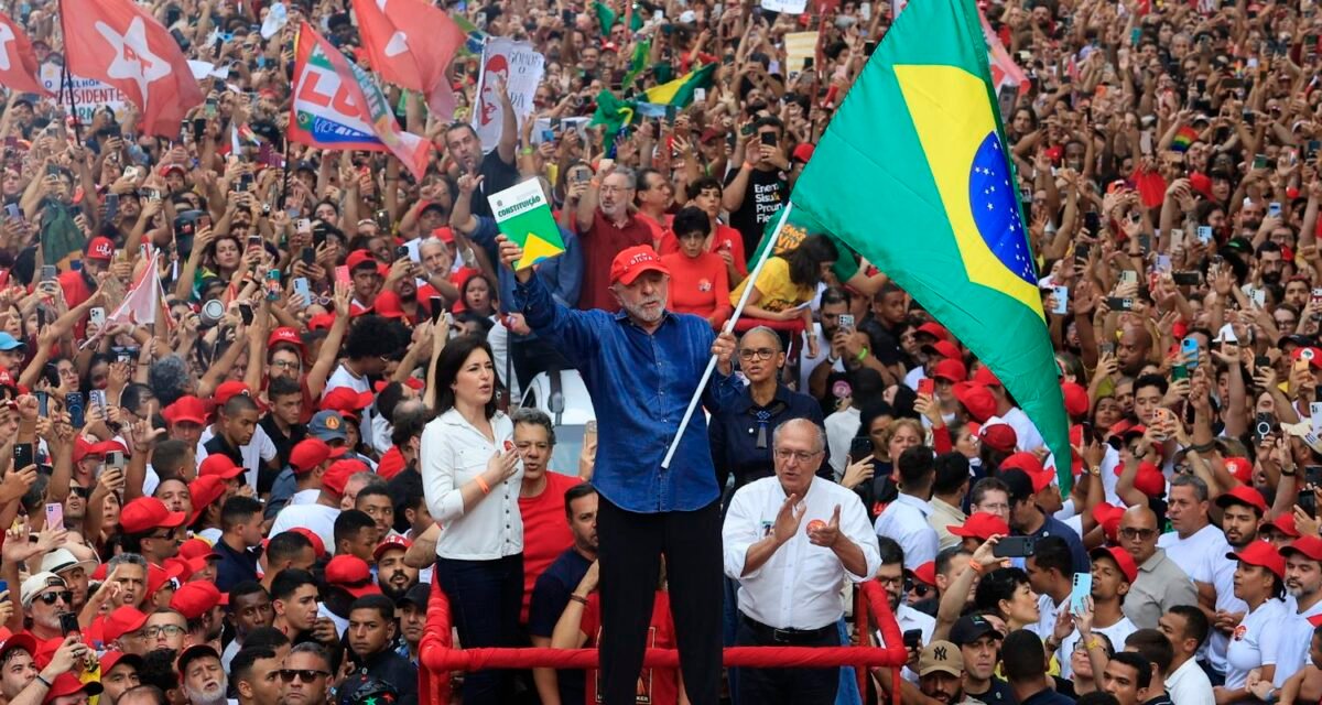 Lula é reeleito presidente do Brasil em virada histórica