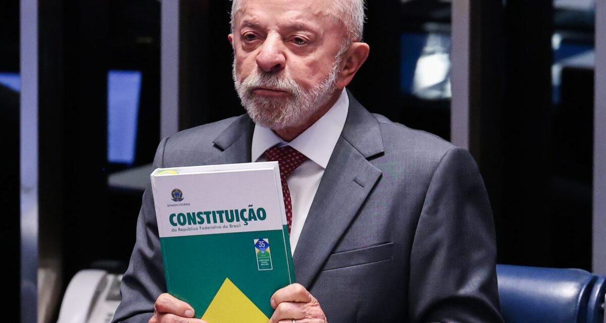 Lula faz campanha em MG e celebra fim da jornada 6x1