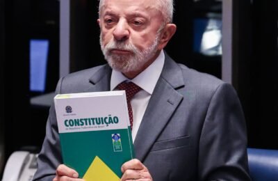 Lula faz campanha em MG e celebra fim da jornada 6x1