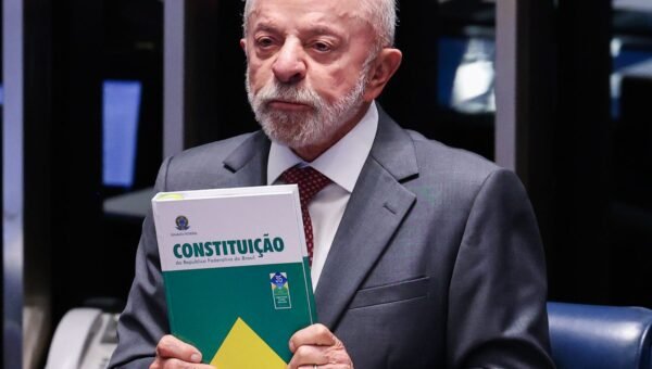 Lula faz campanha em MG e celebra fim da jornada 6x1