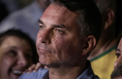 Mendonça multa Flávio por impulsionar post negativo contra Lula