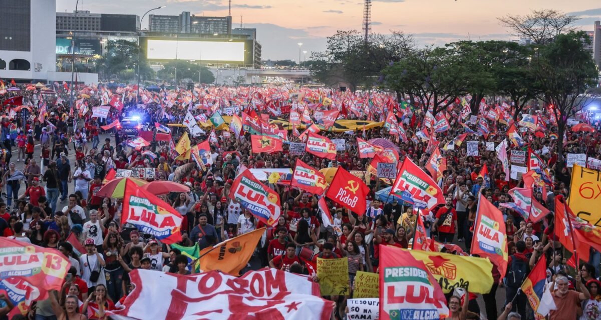 Milhares de estudantes tomam a Esplanada em apoio a Lula