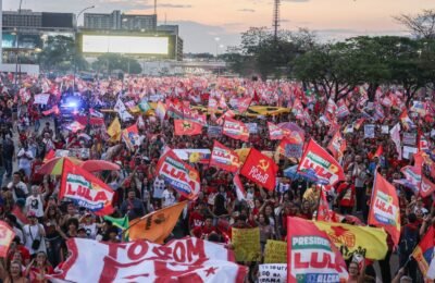 Milhares de estudantes tomam a Esplanada em apoio a Lula