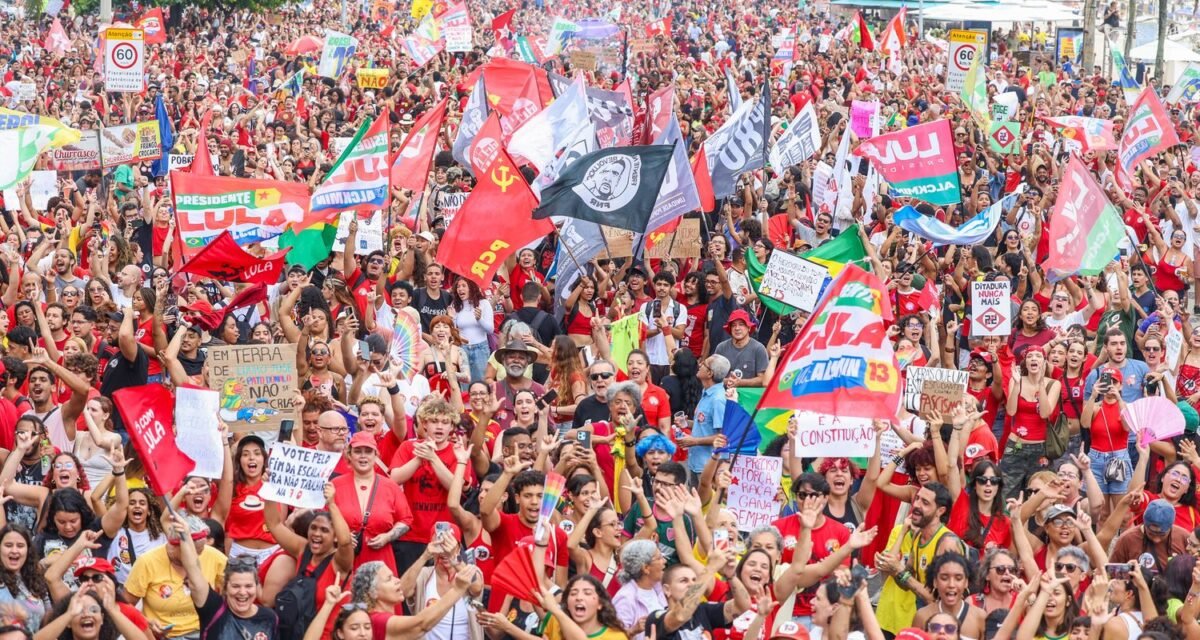 Milhares de pessoas lotam a orla de Copacabana em apoio a Lula