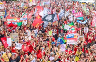Milhares de pessoas lotam a orla de Copacabana em apoio a Lula