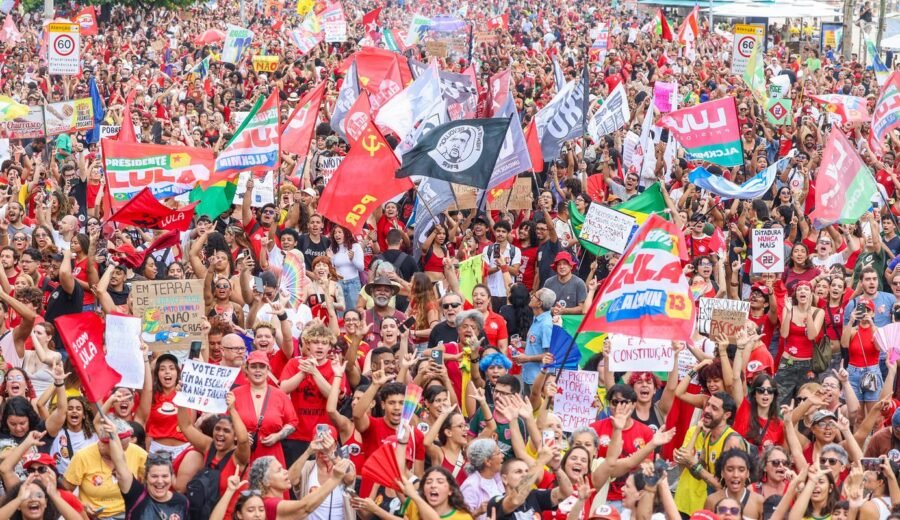 Milhares de pessoas lotam a orla de Copacabana em apoio a Lula