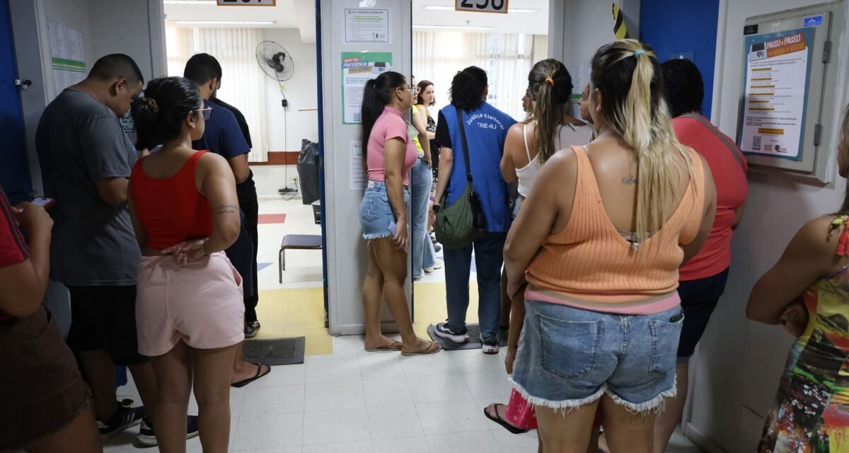 Moradores da Maré se mobilizam para divulgar locais de votação