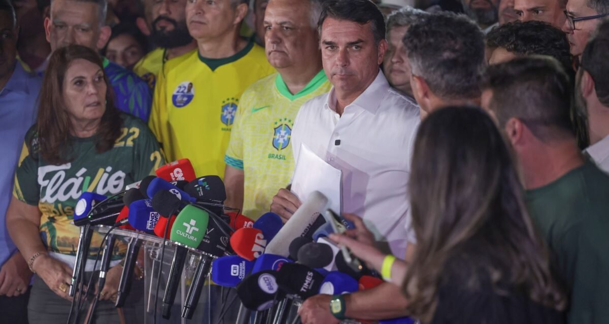 Moraes manda Flávio entregar passaporte e o proíbe de deixar o país