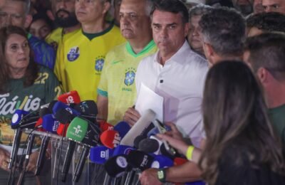 Moraes manda Flávio entregar passaporte e o proíbe de deixar o país