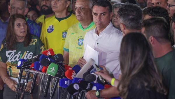 Moraes manda Flávio entregar passaporte e o proíbe de deixar o país