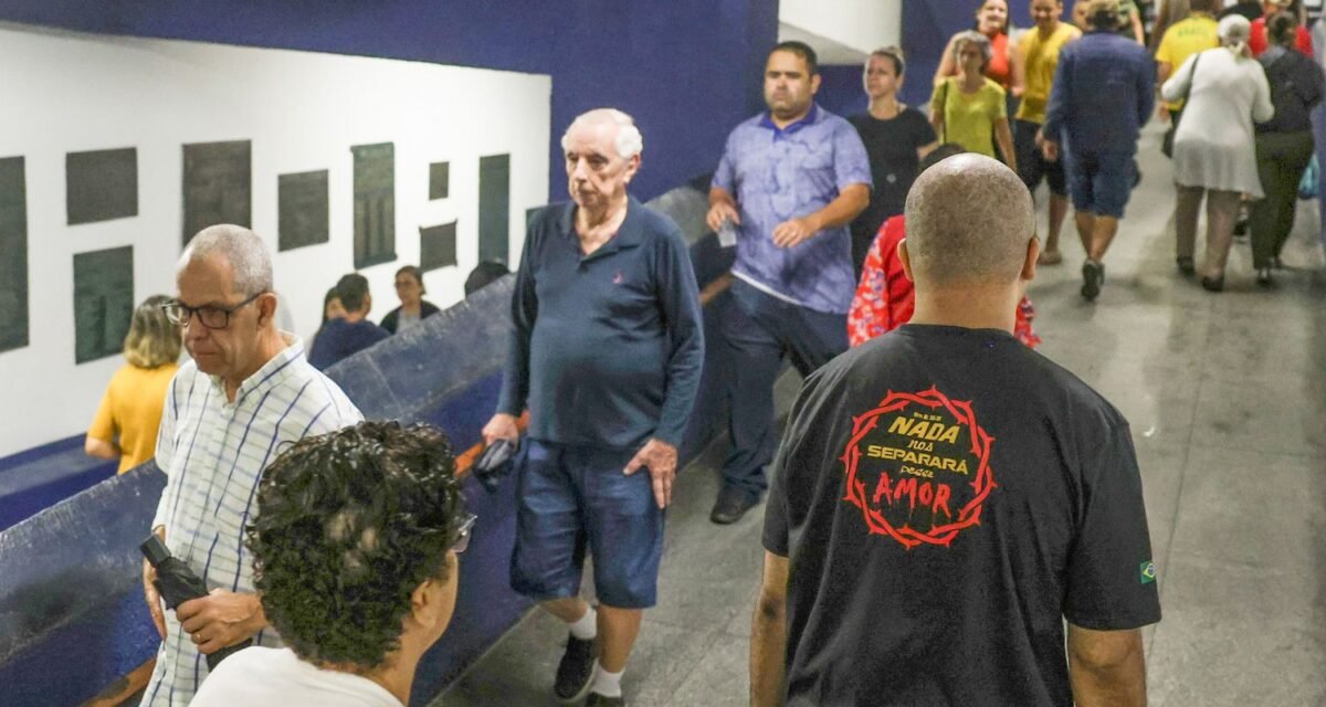 "Não poderia ficar de fora", diz idoso que votou 10 dias após cirurgia