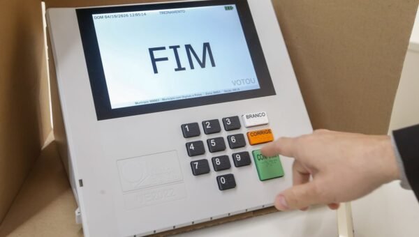 Nas 2 primeiras horas de votação, 467 urnas foram substituídas