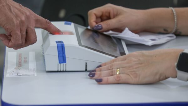 No DF, urnas fecham antes de informação sobre prorrogação chegar