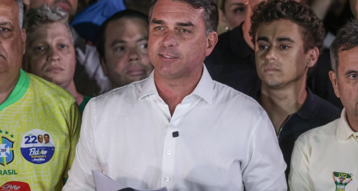 Polícia Federal cancela passaportes de Flávio Bolsonaro