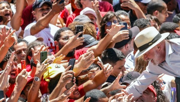 Presidente do TSE liga para Lula para parabenizar reeleição