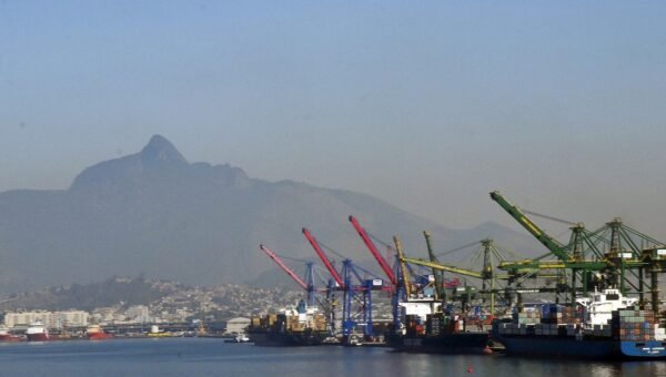 Previsão de superávit comercial de 2026 cai para US$ 84,4 bilhões