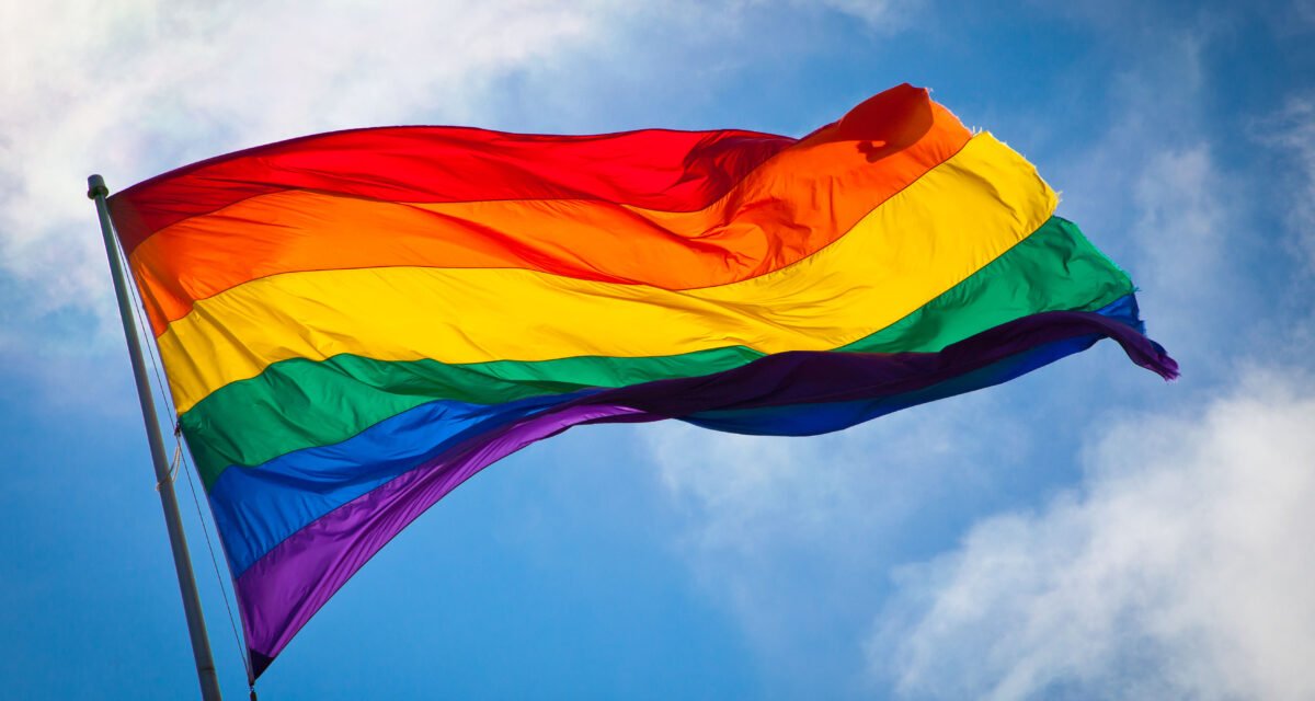 Bandeira LGBTQIA+ ao vento