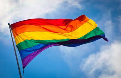 Bandeira LGBTQIA+ ao vento