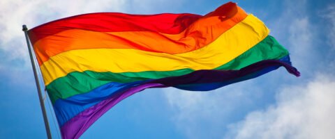Bandeira LGBTQIA+ ao vento