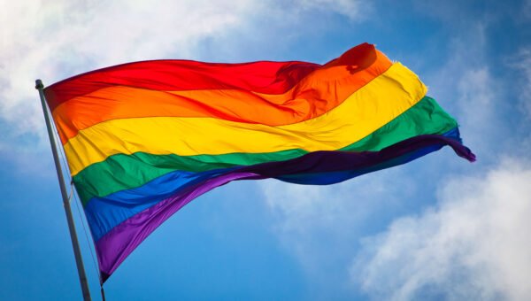 Bandeira LGBTQIA+ ao vento