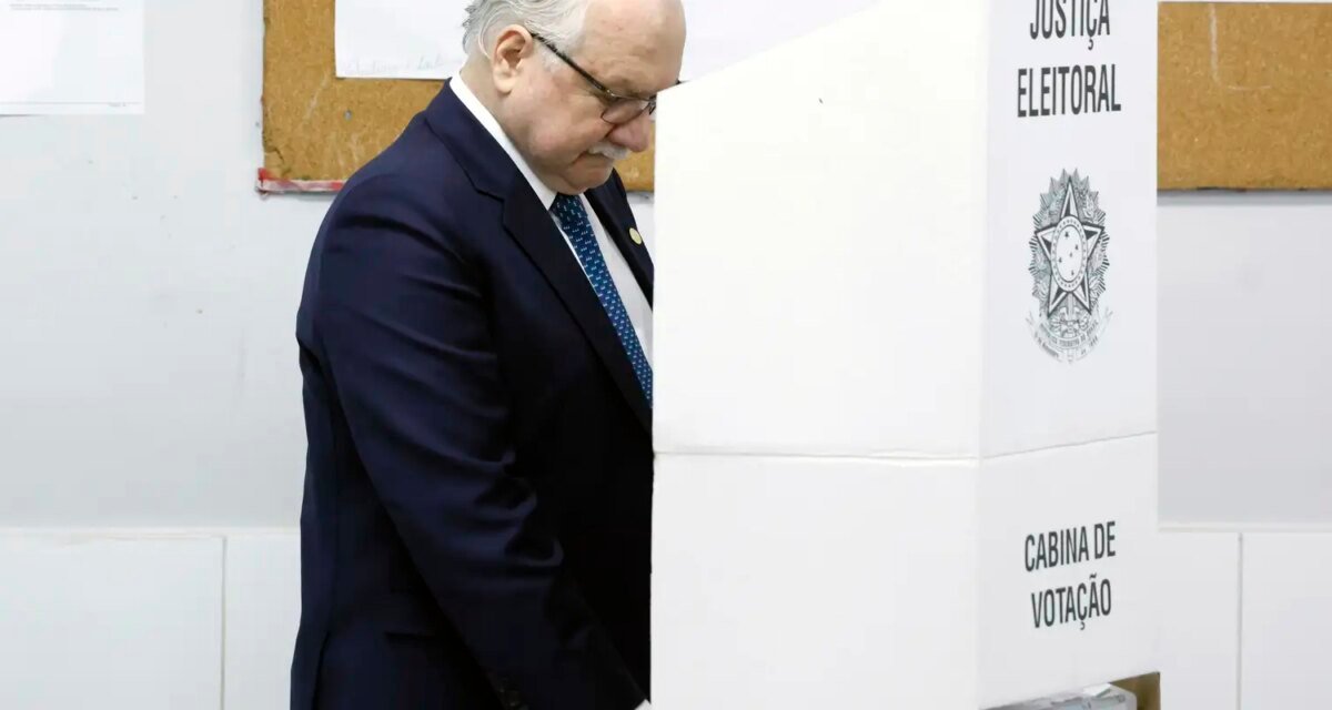 Vontade das urnas precisa ser respeitada, afirma Fachin após votar